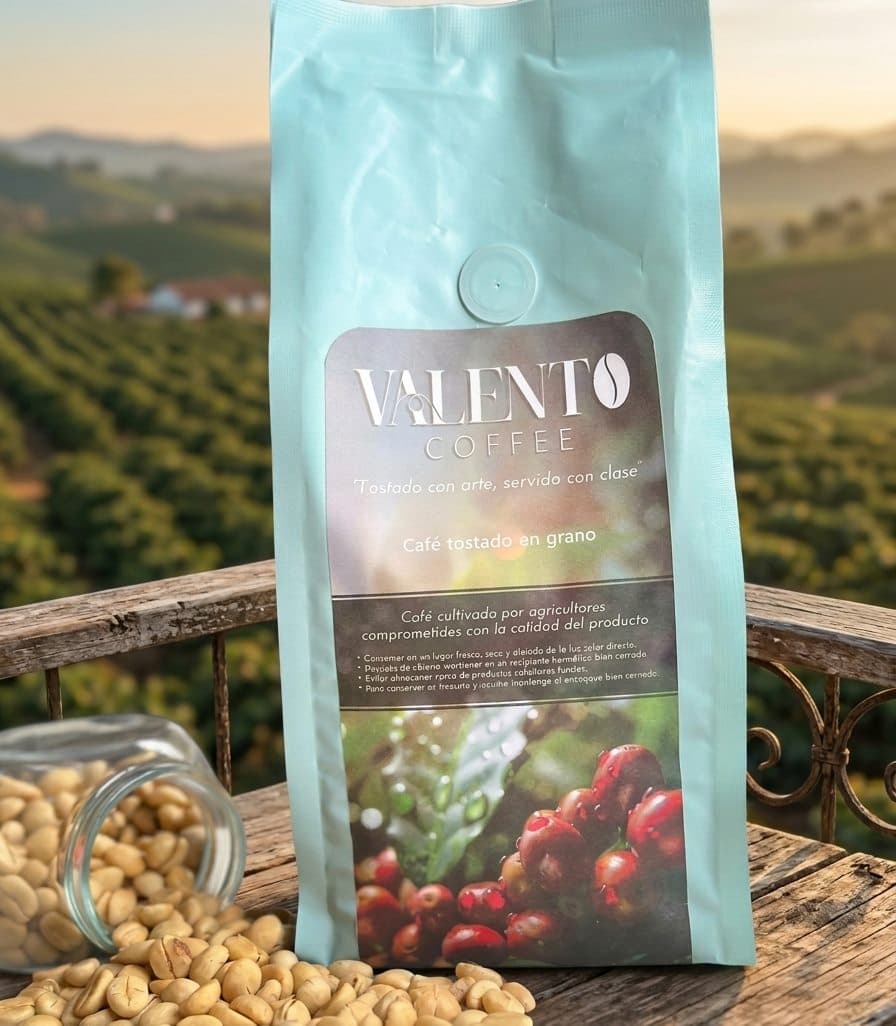 Bolsa azul de café ValenTo Coffee tostado en grano sobre mesa de madera con paisaje cafetero