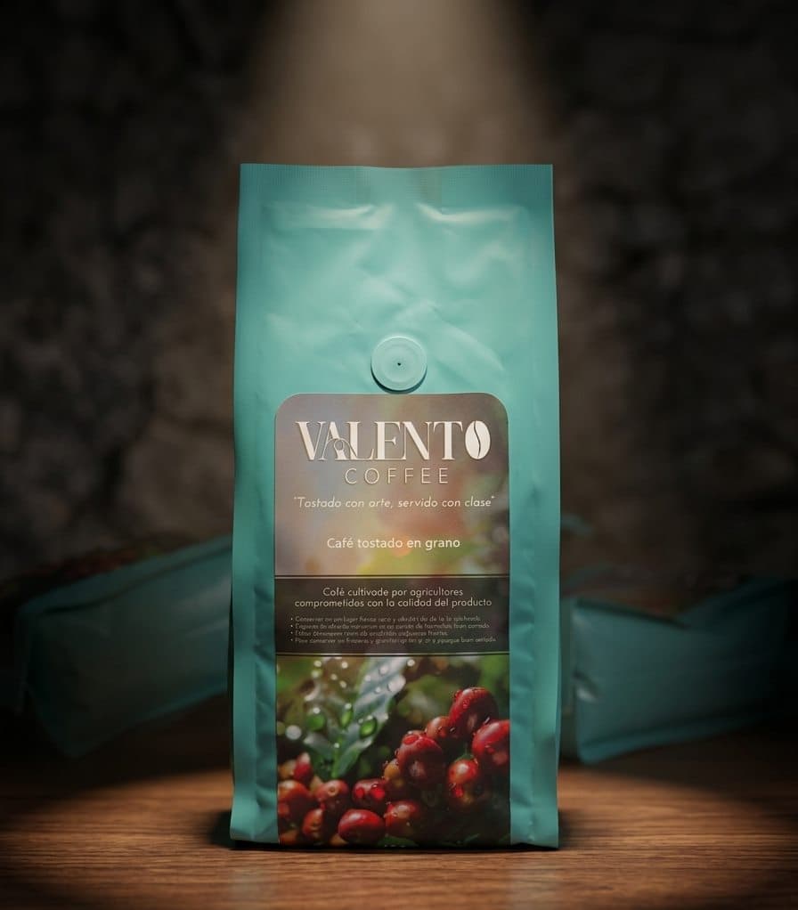 Bolsa azul de café ValenTo Coffee en grano sobre fondo oscuro con luz cálida