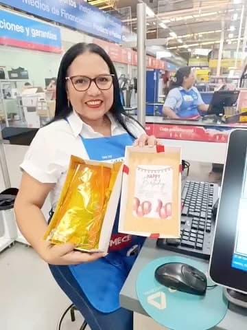 Clienta feliz mostrando el paquete de regalo con café ValenTo que recibió en su cumpleaños