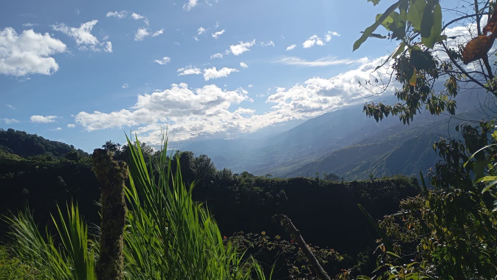 Vista del valle y las montañas del Huila, con rayos de sol entre las nubes