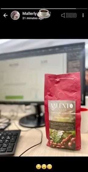 Estado de WhatsApp de Mallerly Henao mostrando la bolsa de café ValenTo en su escritorio