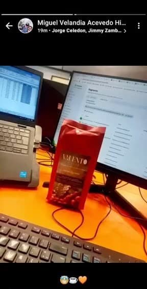 Estado de WhatsApp de Miguel Velandia mostrando la bolsa de café ValenTo en su oficina