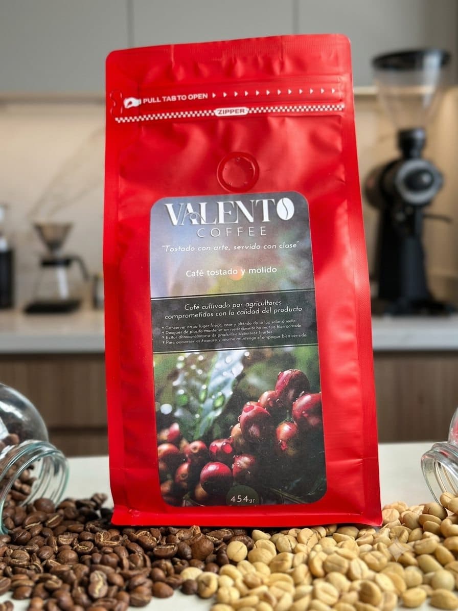 Bolsa roja de café ValenTo Coffee en una cocina moderna junto a un molino de café