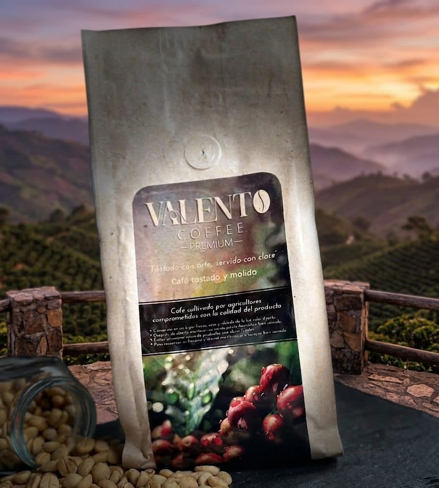 Bolsa de café ValenTo Coffee Premium con un atardecer sobre las montañas cafeteras